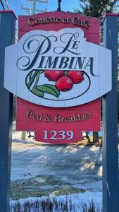 ein Schild für ein Restaurant mit einem Aperitif-Schild in der Unterkunft Le Pimbina in Mont-Tremblant