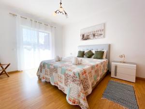 
A bed or beds in a room at Casa Elena - Villa espaçosa junto ao supermercado, centro e praias

