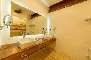 a bathroom with two sinks and a large mirror at Hotel Meson del Marques in Valladolid