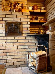 uma parede de tijolos com um forno na cozinha em Góralska chata z 1930r. em Obidowa