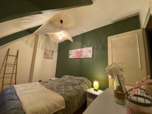 1 dormitorio con 1 cama y escritorio con lámpara en Maison avec piscine et sauna à Vire en Vire