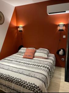 1 cama con 2 almohadas en una habitación en Studio Cosy tt confort proche aéroport en Colombier-Saugnieu