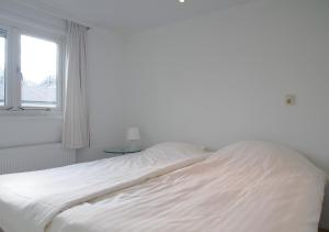 Ένα ή περισσότερα κρεβάτια σε δωμάτιο στο Chaletparc Krabbenkreek Zeeland - Chalet 84