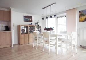 Η κουζίνα ή μικρή κουζίνα στο Chaletparc Krabbenkreek Zeeland - Chalet 84 +20 φωτογραφίες