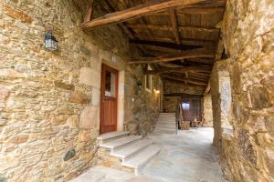 ein Steingebäude mit einer Treppe und einer Holztür in der Unterkunft A casa de López in A Coruña