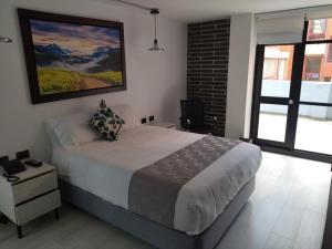a bedroom with a large bed and a window at Hotel RDOS in Pasto