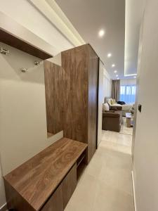 a living room with a wooden bench in a room at Milmari N69 in Kopaonik