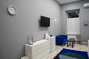 Televízia a/alebo spoločenská miestnosť v ubytovaní Soho Apartments Lviv