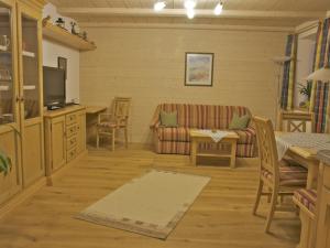 ein Wohnzimmer mit einem Sofa und einem Tisch in der Unterkunft Ferienwohnungen Bauregger - Chiemgau Karte in Inzell