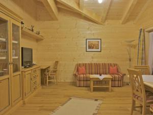 ein Wohnzimmer mit einem Sofa und einem Tisch in der Unterkunft Ferienwohnungen Bauregger - Chiemgau Karte in Inzell
