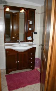 ein Bad mit einem Waschbecken und einem Spiegel in der Unterkunft Albergo Martinet in Vernante
