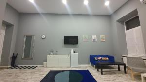 Televízia a/alebo spoločenská miestnosť v ubytovaní Soho Apartments Lviv