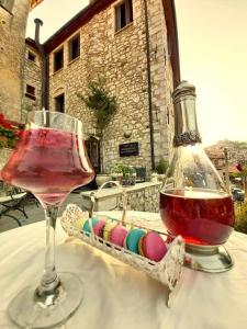 um copo de vinho e um cesto de ovos numa mesa em Archontiko Deligianni em Dimitsana