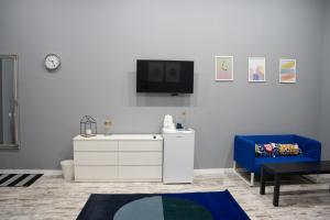 Televízia a/alebo spoločenská miestnosť v ubytovaní Soho Apartments Lviv