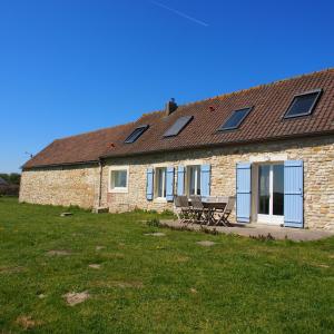 une maison en briques avec une table de pique-nique devant elle dans l'établissement La Roseaulière, à Bazinghen