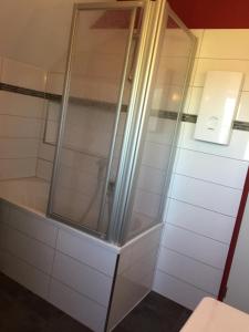 eine Dusche im Bad mit weißen Fliesen in der Unterkunft BelEtage Eifel in Anschau + 30 Fotos