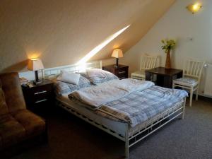 Łóżko lub łóżka w pokoju w obiekcie Domek i Apartamenty Stokrotka