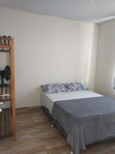 een slaapkamer met een bed in een kamer bij residencial canto da maré in Bombinhas