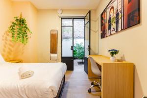 Pokój hotelowy z łóżkiem, biurkiem i biurkiem w obiekcie Casa Danubio near Reforma by VH w mieście Meksyk