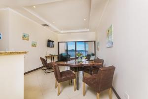 a dining room with a table and chairs at Playa Flamingo, Stunning Sunset View Condominium Flamingo Towers 17 in Playa Flamingo