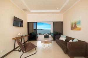 sala de estar con sofá y mesa en Playa Flamingo, Stunning Sunset View Condominium Flamingo Towers 17, en Playa Flamingo