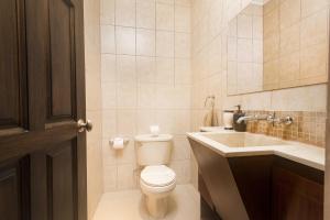 Vannituba majutusasutuses Playa Flamingo, Stunning Sunset View Condominium Flamingo Towers 17