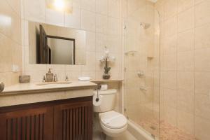 Vannituba majutusasutuses Playa Flamingo, Stunning Sunset View Condominium Flamingo Towers 17
