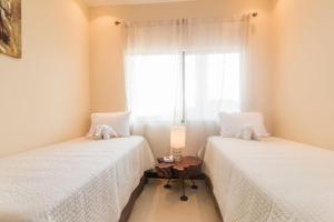 Voodi või voodid majutusasutuse Playa Flamingo, Stunning Sunset View Condominium Flamingo Towers 17 toas