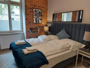 um quarto com uma cama grande e toalhas em JUWEL Uroczy Apartament 2B Stare Miasto Kraków em Cracóvia