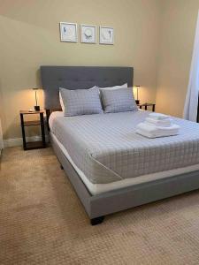 una camera da letto con un grande letto con due tavoli di Balmoral a Santa Clara