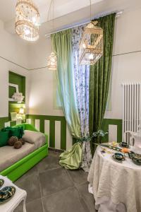 sala de estar con sofá verde y mesa en AB Suite Innovative Design B&B Affittacamere, en Bolonia