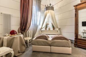 1 dormitorio con cama, mesa y espejo en AB Suite Innovative Design B&B Affittacamere, en Bolonia