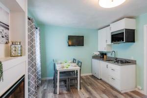 Kuchyň nebo kuchyňský kout v ubytování Beachside Inn