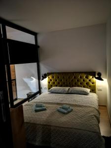 - une chambre avec un lit et 2 serviettes dans l'établissement Apartman Mali Raj Zlatar, à Nova Varoš