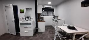 una cucina con un frigorifero bianco e un tavolo di Gemütliches Tiny Home mit 30m2 inklusive Kochmöglichkeit a Lenzing