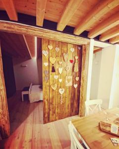 een kamer met een houten muur met harten erop bij Pie Castello in Susegana