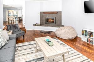 Χώρος καθιστικού στο Midtown Anchorage Basecamp Condo B