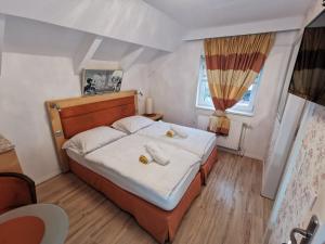 Postel nebo postele na pokoji v ubytování Pension Föhrenhain + 37 fotografií