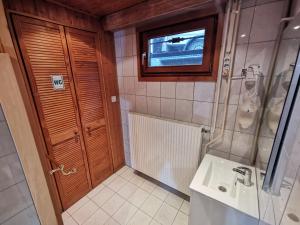 baño con lavabo y aseo y ventana en Pension Föhrenhain, en Gerasdorf bei Wien