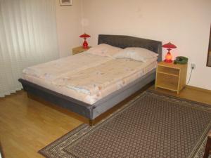 Rúm í herbergi á Amfora Rooms Caribrod