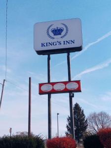 Un cartel de la posada de los reyes al costado de una carretera en King's Inn Motel, en Reading