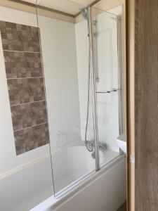 holidayhome-romneysands holiday park的一间浴室