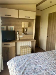 holidayhome-romneysands holiday park客房内的一张或多张床位