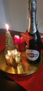 een fles bier en een kerstboom op een tafel bij Apartament w centrum 3 in Ustrzyki Dolne