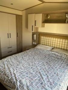 holidayhome-romneysands holiday park客房内的一张或多张床位