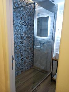 een badkamer met een douche en een glazen deur bij Room 23 in Belgrado