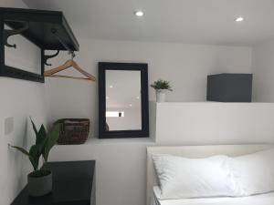 Ein Bett oder Betten in einem Zimmer der Unterkunft Modern self contain studio Own Private Access