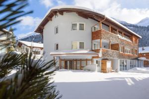 Nespecifikovaný výhled na hory nebo výhled na hory při pohledu z aparthotelu