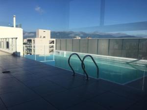 una piscina en la azotea de un edificio en Dean Funes Suites 607 en Salta