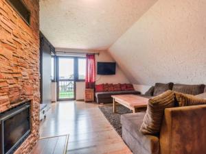 Televízia a/alebo spoločenská miestnosť v ubytovaní Apartament Roza Podhala